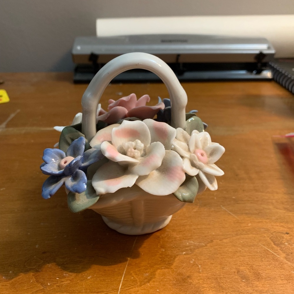 Pásmalo porcelain basket with flowers